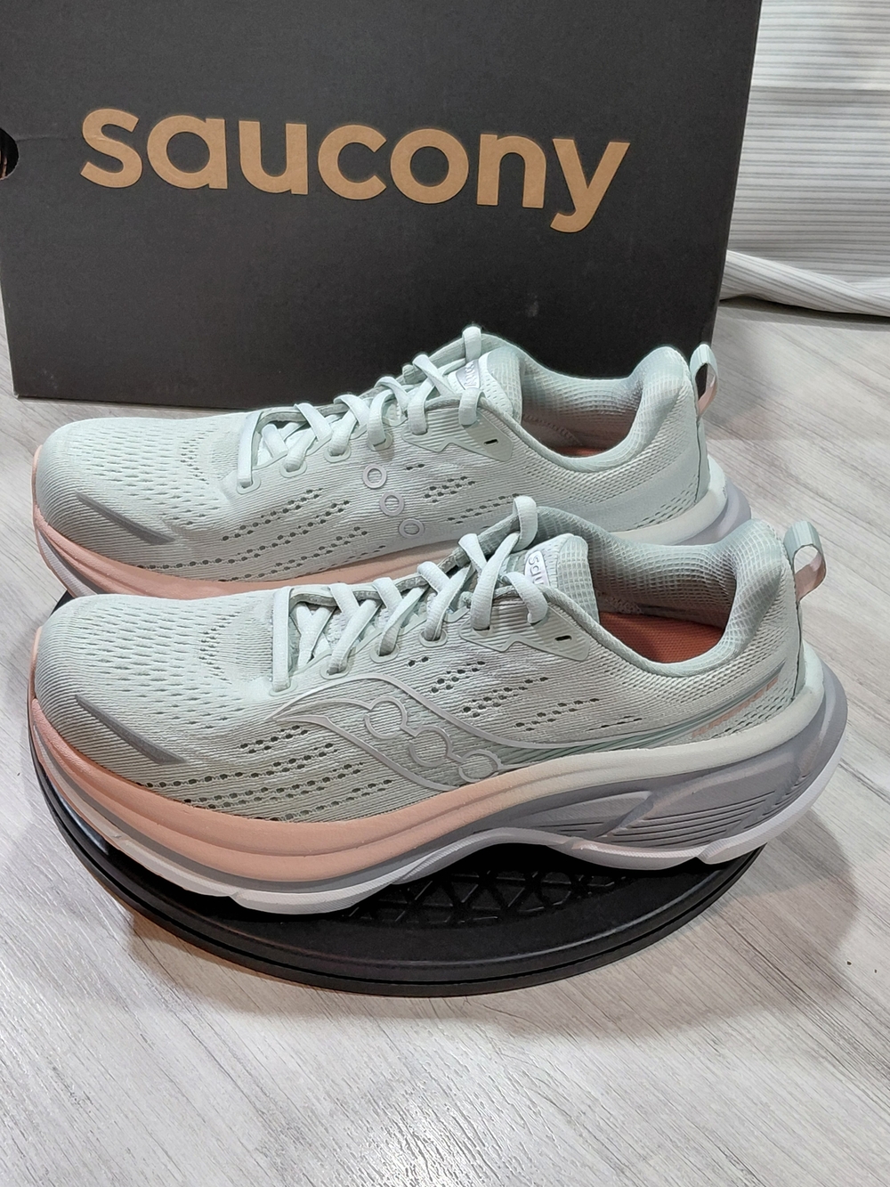 NEW Saucony Women's Hurricane 25 Premium Running Shoes Sage Green Mist SIZE 8.5